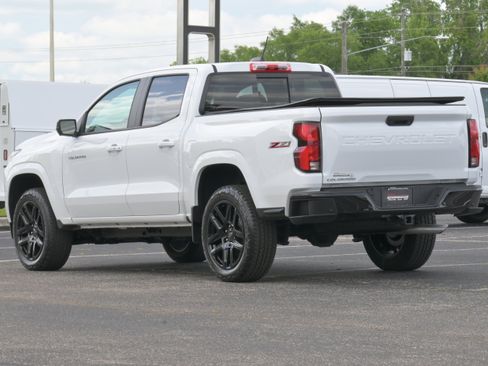 Used 2025 Chevrolet Colorado Z71 w/ Technology Package AWD/4WD image 3