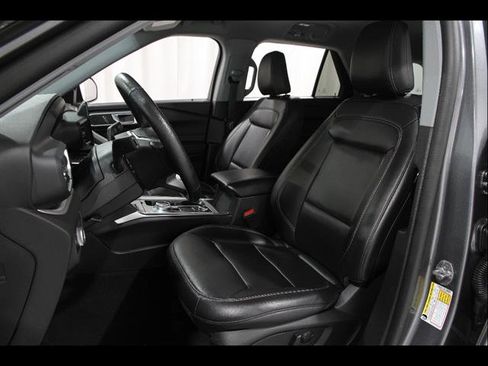 Certified 2022 Ford Explorer XLT w/ Equipment Group 202A AWD/4WD image 6