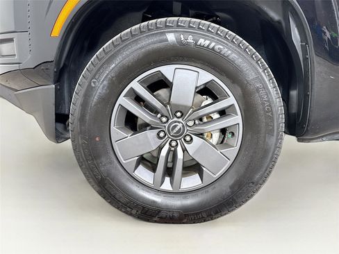 Used 2025 Nissan Frontier SV image 12