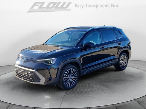 Certified 2025 Volkswagen Taos SE image 3