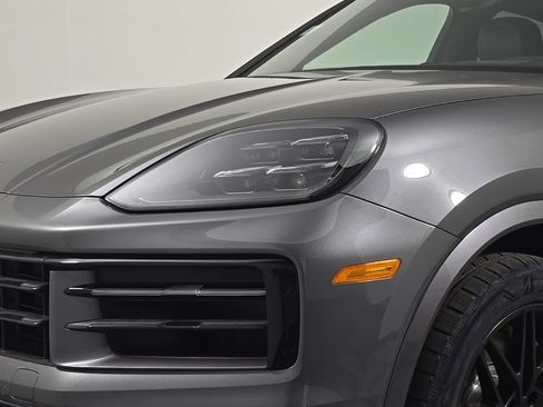 Certified 2025 Porsche Cayenne E-Hybrid Coupe AWD/4WD image 12