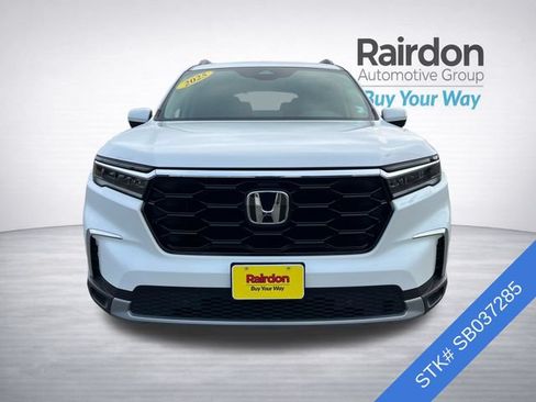 Used 2025 Honda Pilot Touring image 2