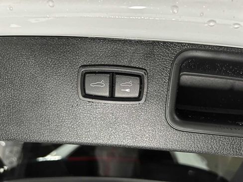 Used 2025 Porsche Macan AWD/4WD image 17