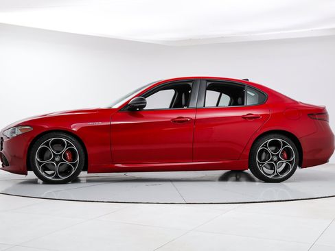 Used 2023 Alfa Romeo Giulia Veloce RWD image 2