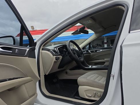 Used 2017 Ford Fusion SE FWD image 9