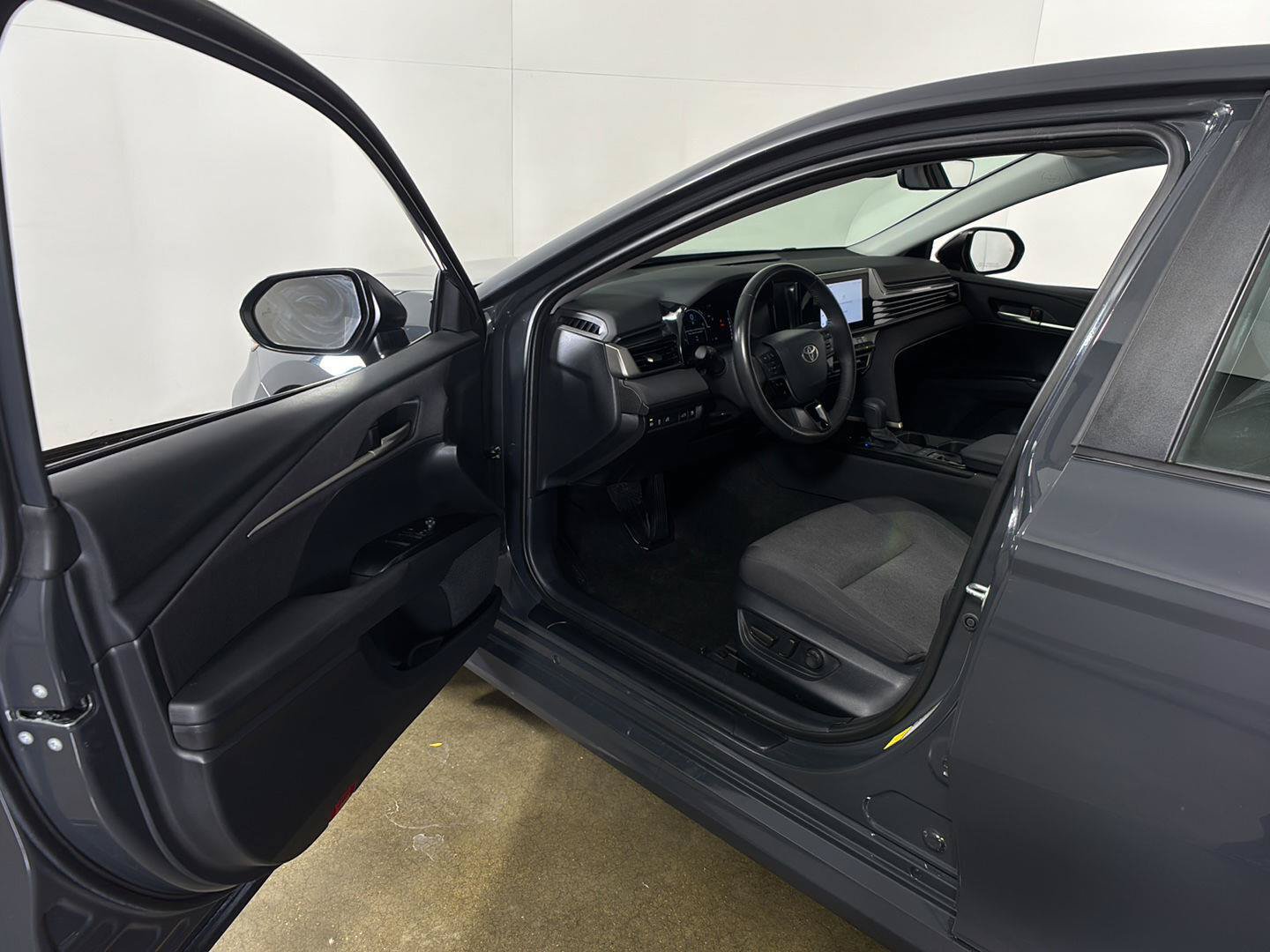 Used 2025 Toyota Camry LE w/ Convenience Package FWD image 2