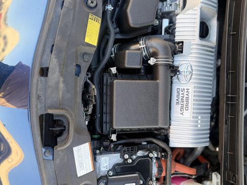 Used 2015 Toyota Prius Five FWD image 30