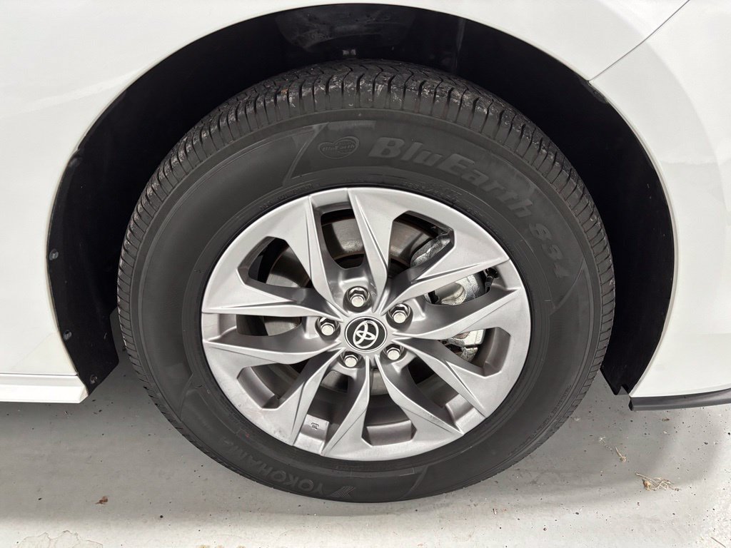 Used 2026 Toyota Sienna XLE FWD image 67