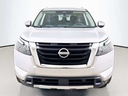 Used 2025 Nissan Pathfinder SL FWD image 2