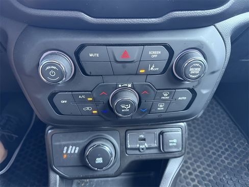 Used 2023 Jeep Renegade Latitude image 34