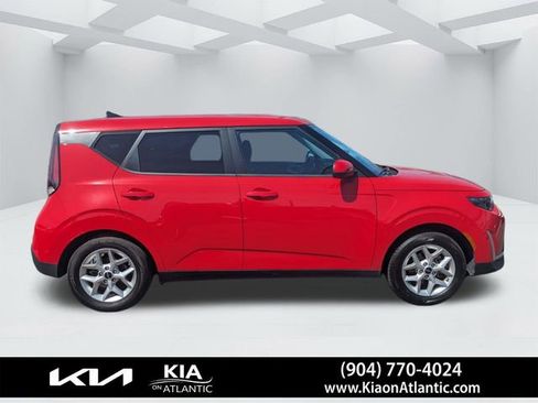 Used 2024 Kia Soul LX w/ Option Group 015 FWD image 3