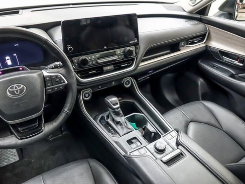 Used 2025 Toyota Grand Highlander AWD image 12