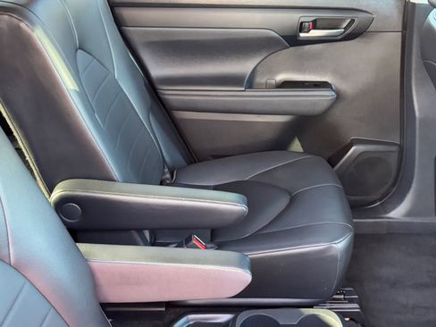 Used 2023 Toyota Highlander XLE image 14