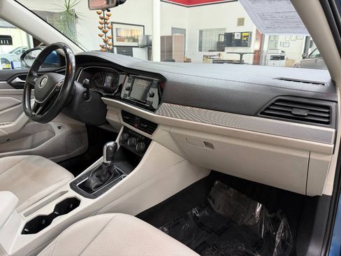 Used 2019 Volkswagen Jetta SE w/ Cold Weather Package FWD image 18