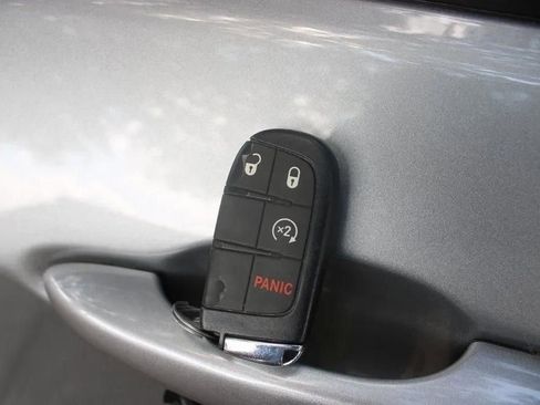 Used 2022 Jeep Compass Latitude AWD/4WD image 36