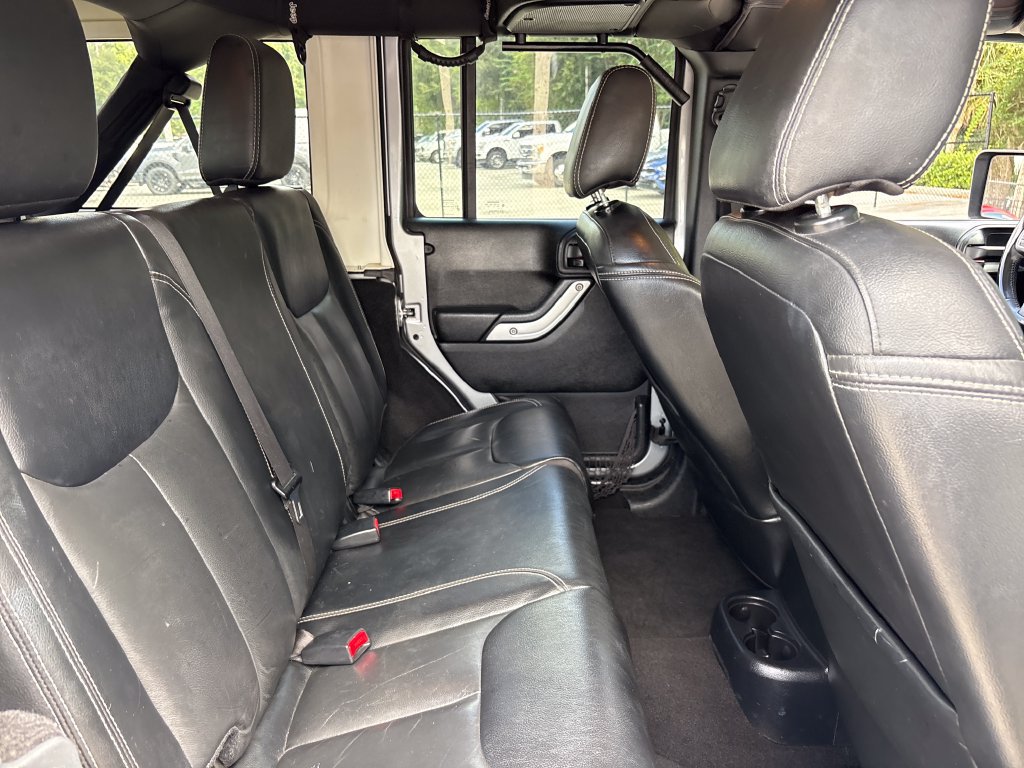 Used 2016 Jeep Wrangler Unlimited Sahara w/ Connectivity Group AWD/4WD image 29