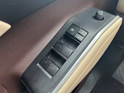 Used 2021 Toyota Highlander XLE AWD/4WD image 29