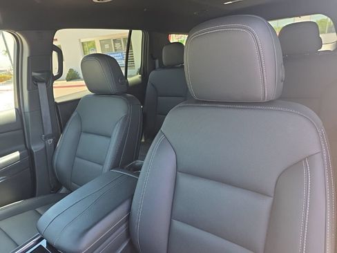 Used 2025 Chevrolet Traverse LT FWD image 14