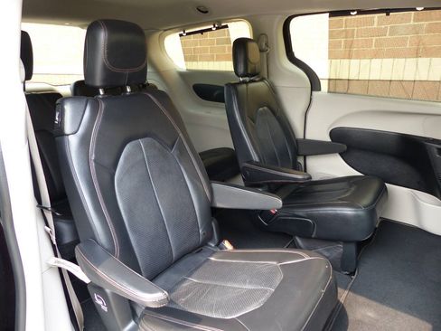 Used 2019 Chrysler Pacifica Touring-L FWD image 35