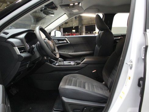 New 2025 Mitsubishi Outlander SE image 6