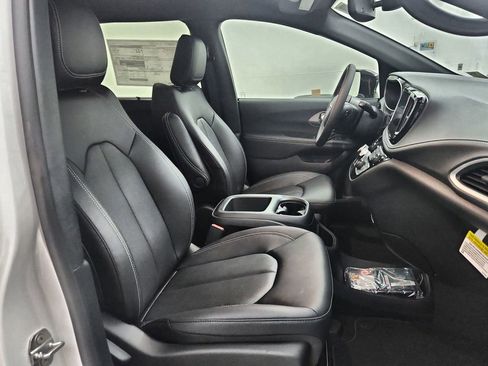 New 2026 Chrysler Pacifica Select image 25