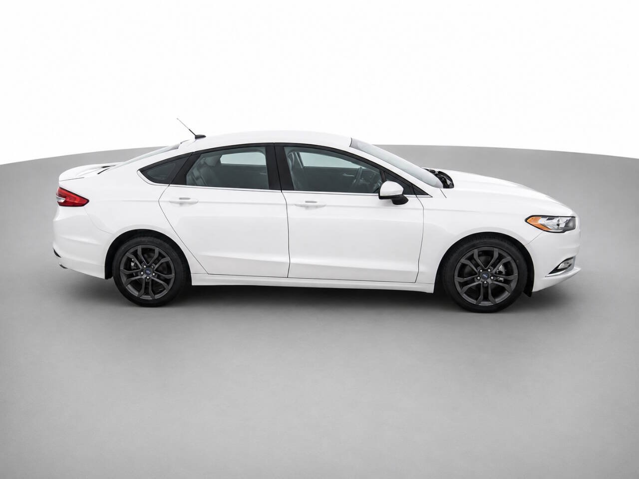 Used 2018 Ford Fusion SE w/ Equipment Group 201A FWD image 4