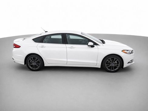 Used 2018 Ford Fusion SE w/ Equipment Group 201A FWD image 4
