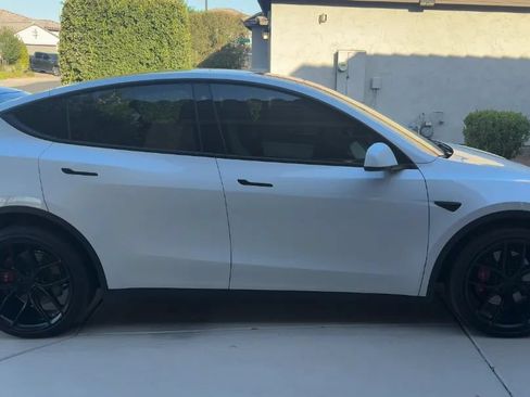 Used 2022 Tesla Model Y Long Range AWD/4WD image 3