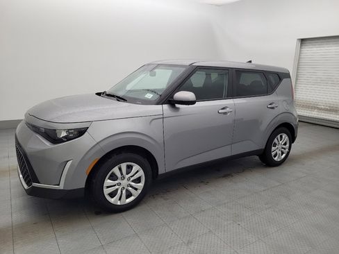 Used 2025 Kia Soul LX image 2