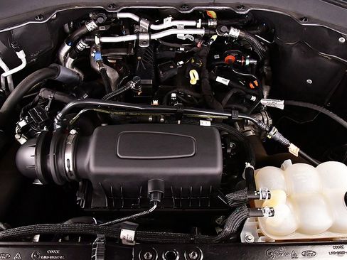 Used 2022 Ford Explorer XLT image 34