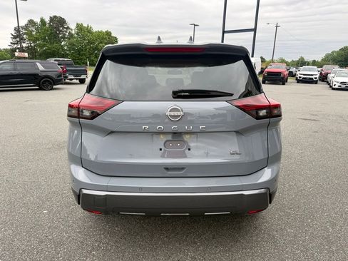 Used 2025 Nissan Rogue SL w/ Tech Package FWD image 7