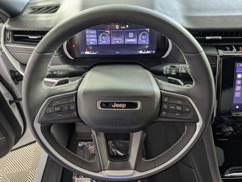 New 2025 Jeep Grand Cherokee Altitude image 20