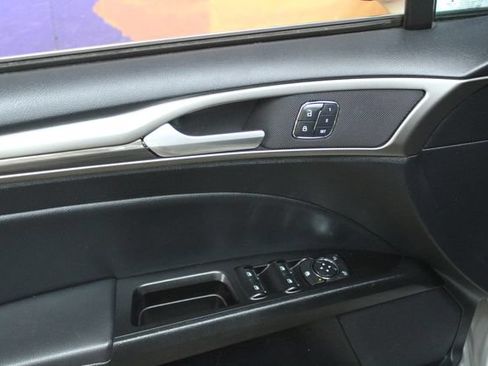 Used 2018 Ford Fusion SE w/ Equipment Group 202A FWD image 11