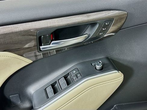Used 2023 Toyota Highlander Limited image 16