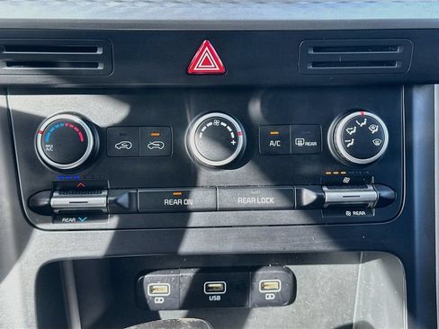 Used 2023 Kia Carnival LX FWD image 15