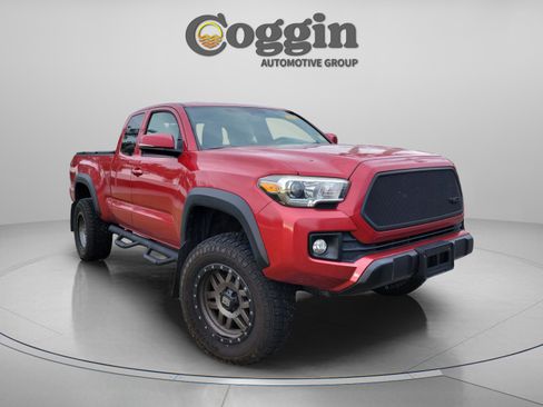 Used 2017 Toyota Tacoma TRD Off-Road image 9
