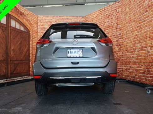 Used 2017 Nissan Rogue SV w/ SV Premium Package image 6