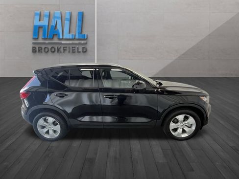 Used 2022 Volvo XC40 T5 Momentum image 6