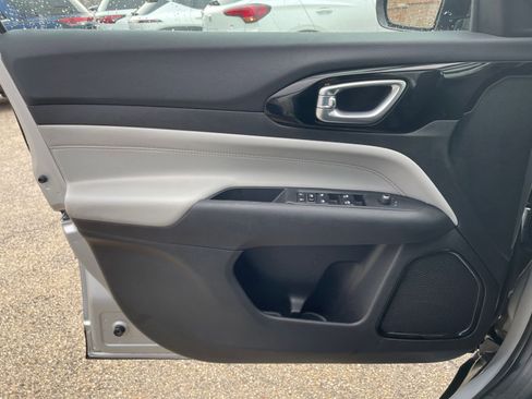 Used 2025 Jeep Compass Limited image 18