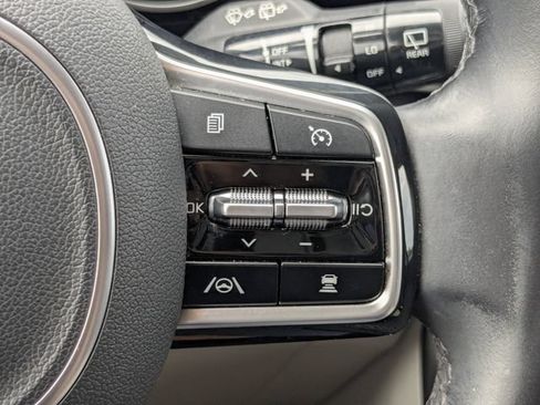 Certified 2022 Kia Carnival SX FWD image 37