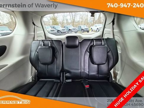 Used 2023 Chrysler Pacifica Touring-L image 27