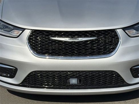 Used 2024 Chrysler Pacifica Touring-L image 8