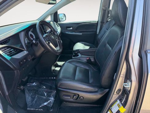 Used 2017 Toyota Sienna SE w/ SE Preferred Package FWD image 9