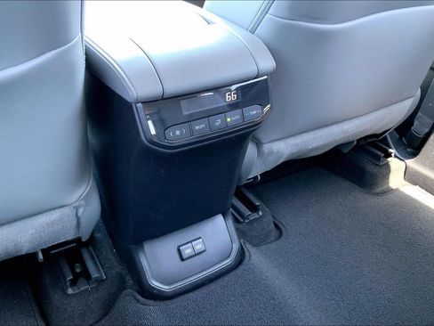 Used 2023 Toyota Highlander XLE AWD/4WD image 10