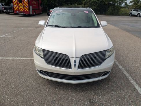 Used 2013 Lincoln MKT AWD image 2