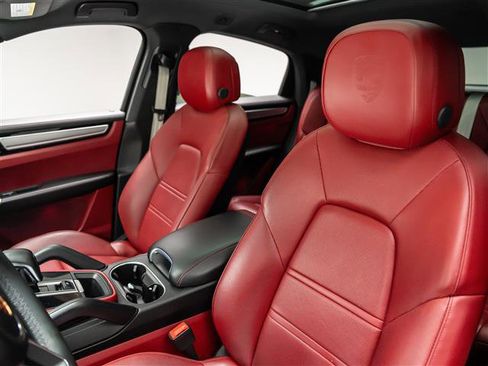 Used 2023 Porsche Cayenne Platinum Edition image 18