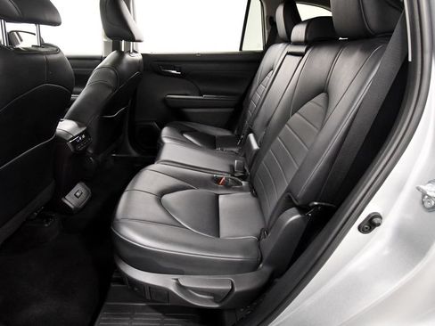 Used 2024 Toyota Highlander XLE AWD/4WD image 15