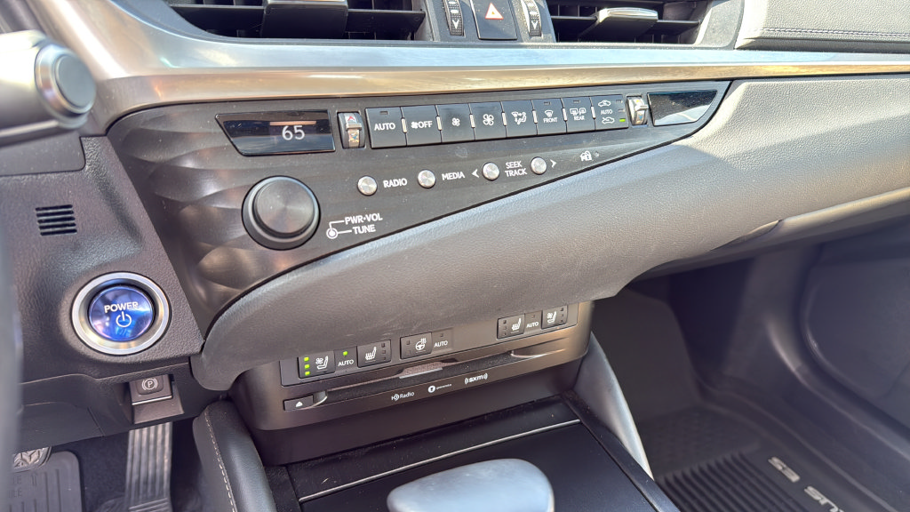 Used 2020 Lexus ES 300h w/ Premium Package FWD image 28