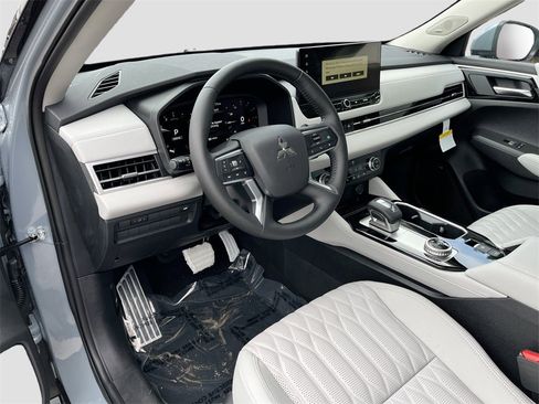 New 2025 Mitsubishi Outlander SEL image 9