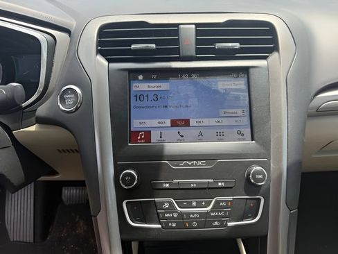 Used 2019 Ford Fusion SE FWD image 16